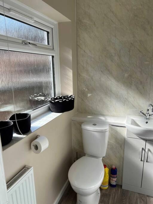 Spacious 2-Bedroom House In Stockton Heath With Free Wifi By Amazing Spaces Relocations Ltd Warrington  Eksteriør billede