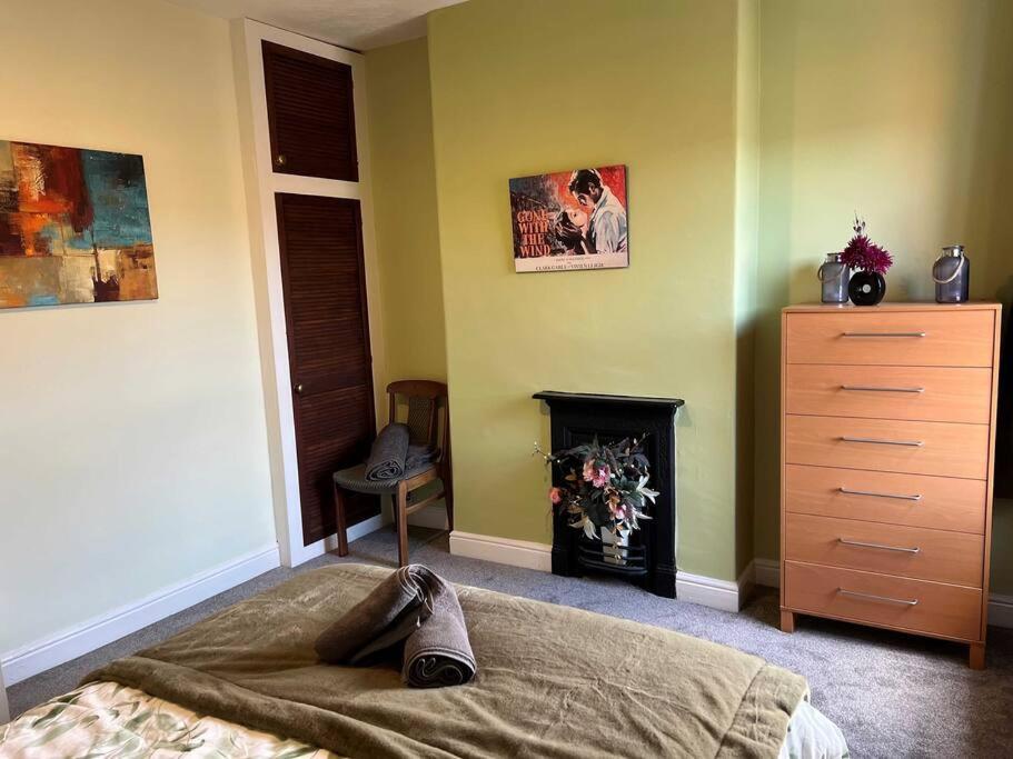 Spacious 2-Bedroom House In Stockton Heath With Free Wifi By Amazing Spaces Relocations Ltd Warrington  Eksteriør billede