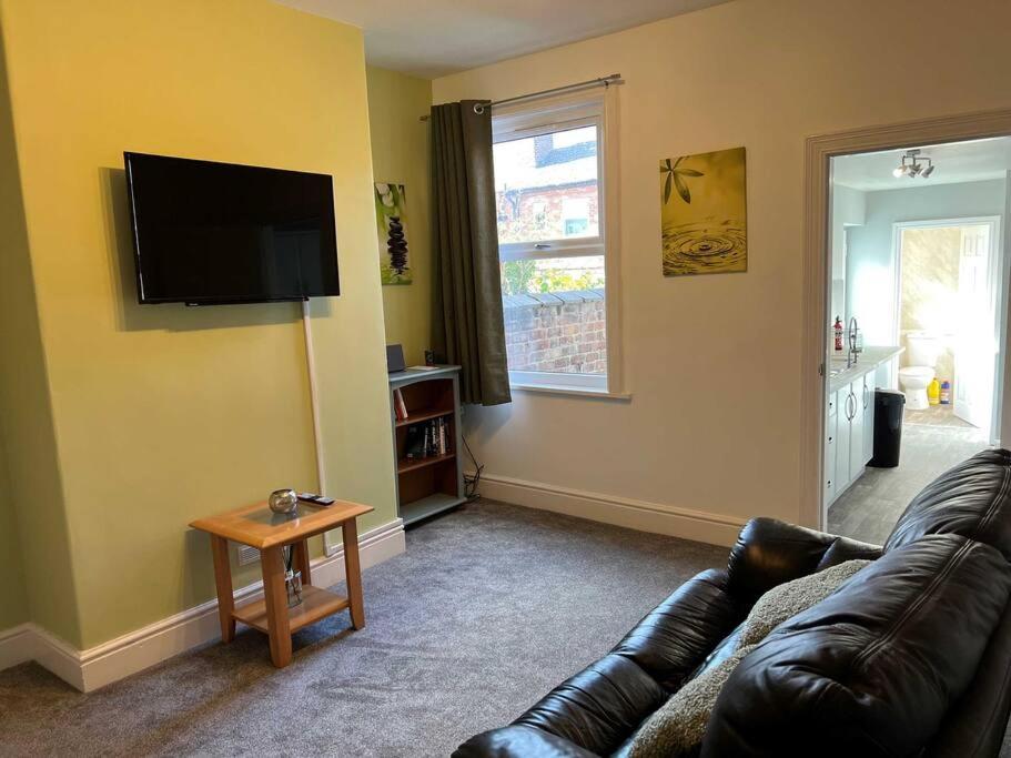Spacious 2-Bedroom House In Stockton Heath With Free Wifi By Amazing Spaces Relocations Ltd Warrington  Eksteriør billede