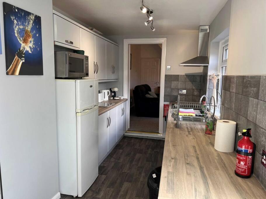 Spacious 2-Bedroom House In Stockton Heath With Free Wifi By Amazing Spaces Relocations Ltd Warrington  Eksteriør billede