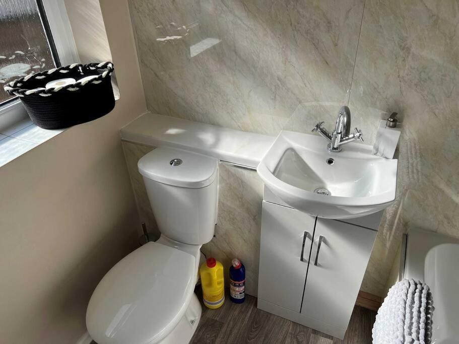 Spacious 2-Bedroom House In Stockton Heath With Free Wifi By Amazing Spaces Relocations Ltd Warrington  Eksteriør billede