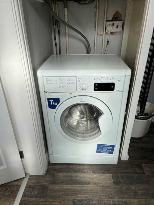 Spacious 2-Bedroom House In Stockton Heath With Free Wifi By Amazing Spaces Relocations Ltd Warrington  Eksteriør billede
