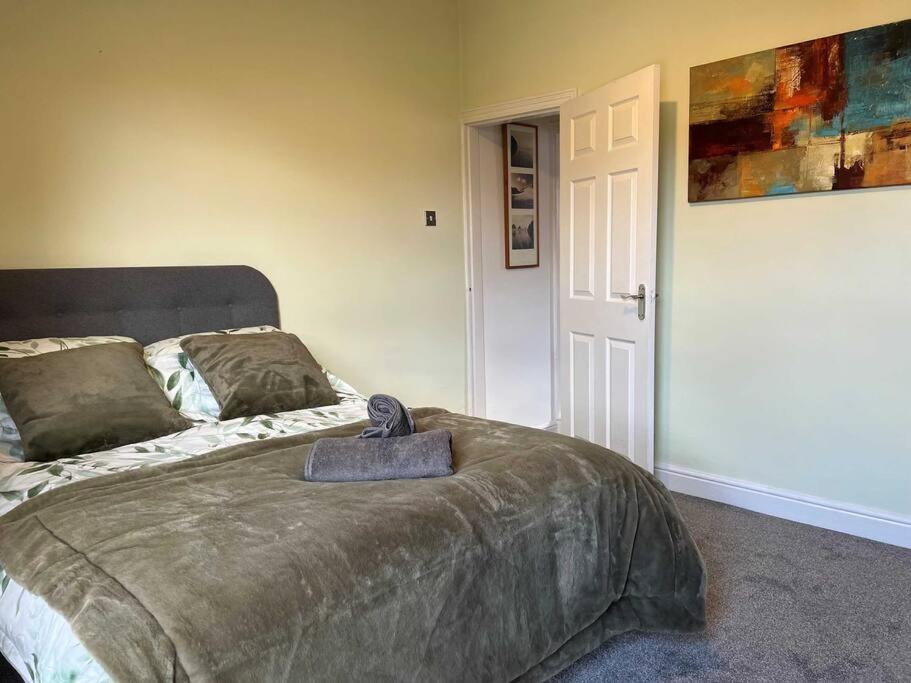 Spacious 2-Bedroom House In Stockton Heath With Free Wifi By Amazing Spaces Relocations Ltd Warrington  Eksteriør billede
