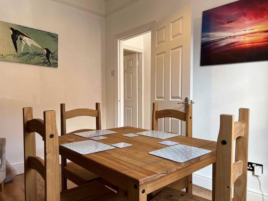Spacious 2-Bedroom House In Stockton Heath With Free Wifi By Amazing Spaces Relocations Ltd Warrington  Eksteriør billede