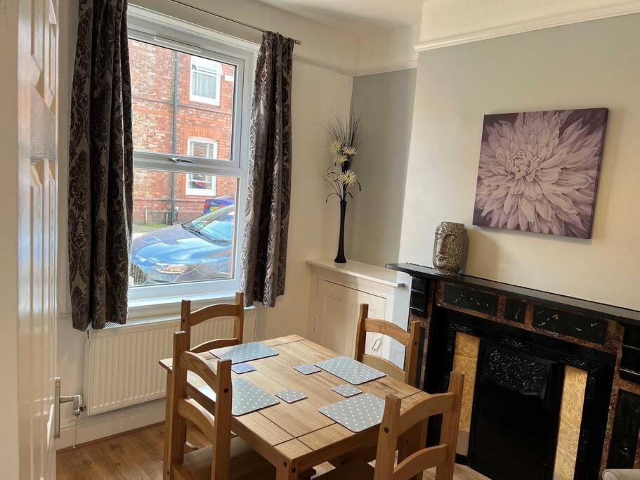 Spacious 2-Bedroom House In Stockton Heath With Free Wifi By Amazing Spaces Relocations Ltd Warrington  Eksteriør billede