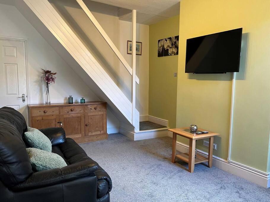 Spacious 2-Bedroom House In Stockton Heath With Free Wifi By Amazing Spaces Relocations Ltd Warrington  Eksteriør billede