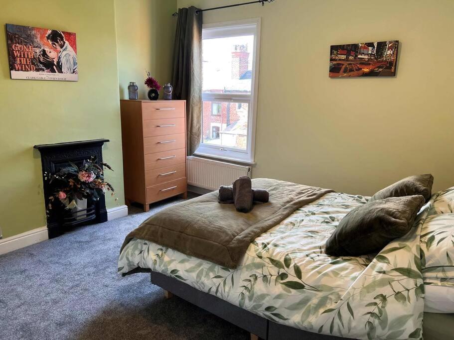 Spacious 2-Bedroom House In Stockton Heath With Free Wifi By Amazing Spaces Relocations Ltd Warrington  Eksteriør billede