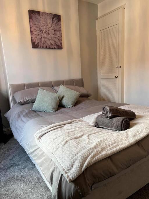 Spacious 2-Bedroom House In Stockton Heath With Free Wifi By Amazing Spaces Relocations Ltd Warrington  Eksteriør billede